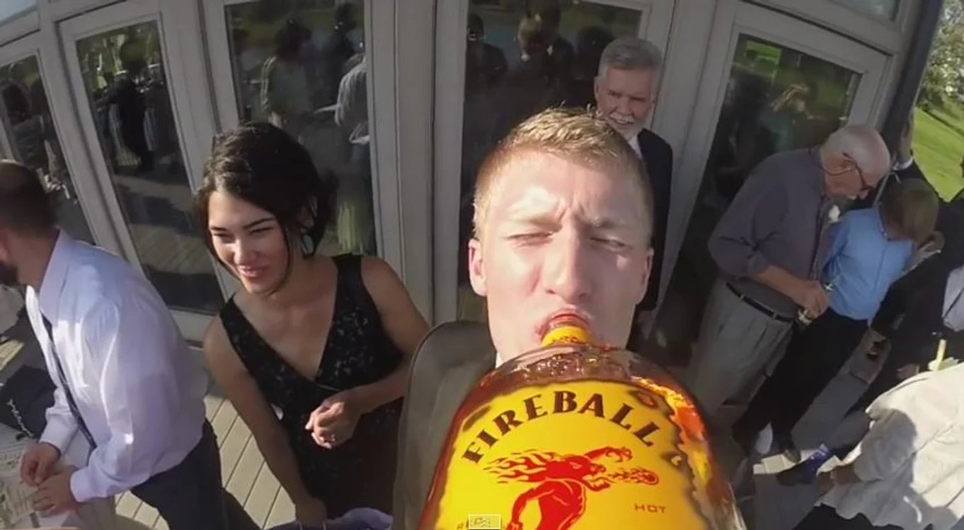 
    Invitaţii au cinstit rând pe rând din "sticla plimbăreaţă"Foto Youtube  