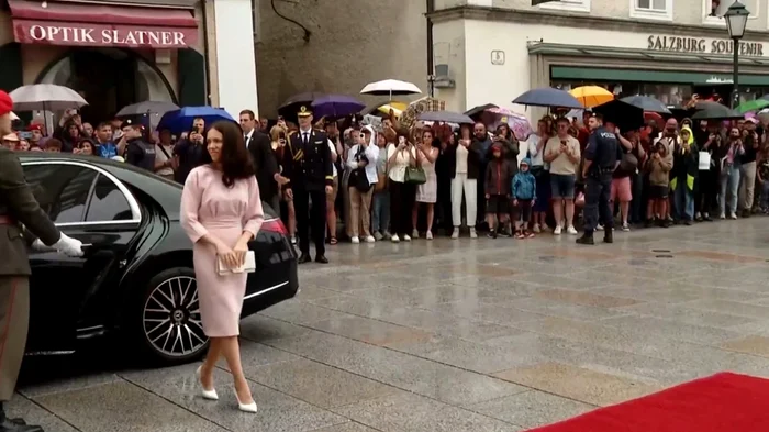 În vizita din Austria a purtat o rochie semnată de Andreea Raicu.