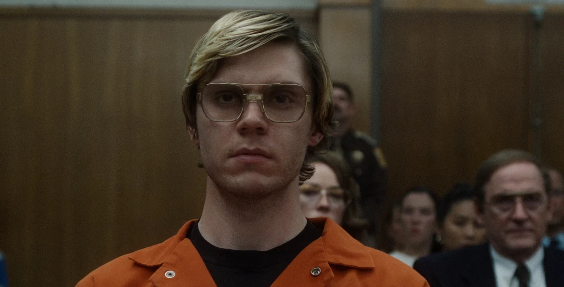 Evan Peters, în rolul criminalului Jeffrey Dahmer 