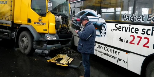 Tirul încărcat cu materiale de construcţii a intrat din plin în autobuz
