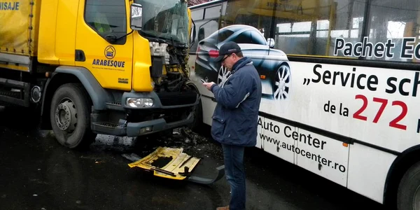 Tirul încărcat cu materiale de construcţii a intrat din plin în autobuz