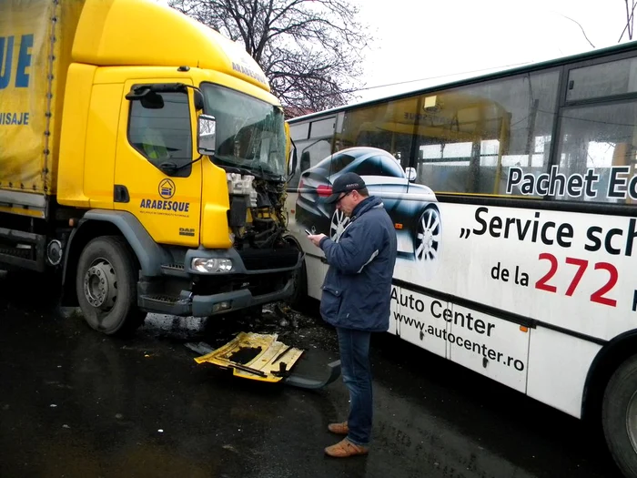 Tirul încărcat cu materiale de construcţii a intrat din plin în autobuz