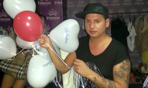De Ziua Îndrăgostiţilor, Adrian Pescariu le a oferit baloane colaboratoarelor sale  (Foto: Facebook) jpeg
