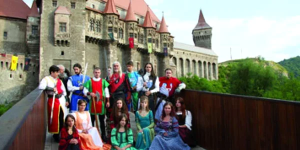 Hunedoara: Ce fac cavalerii  în zori la castel