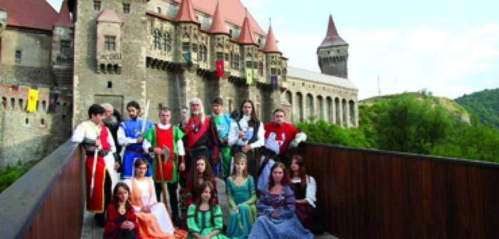 Hunedoara: Ce fac cavalerii în zori la castel