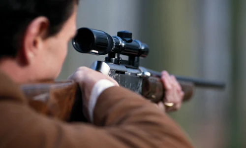 barbat cu arma de vanatoare jpeg