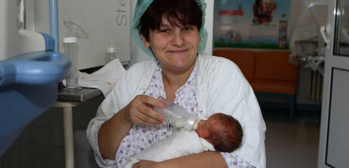 În maternităţile de la noi din ţară există situaţii în care mamele care nu pot alăpta roagă alte mame să le alăpteze copilul cu primul lapte, lichid cunoscut sub numele de colostru.