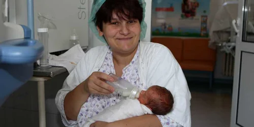 Mamele sunt sfătuite să nu cumpere lapte matern