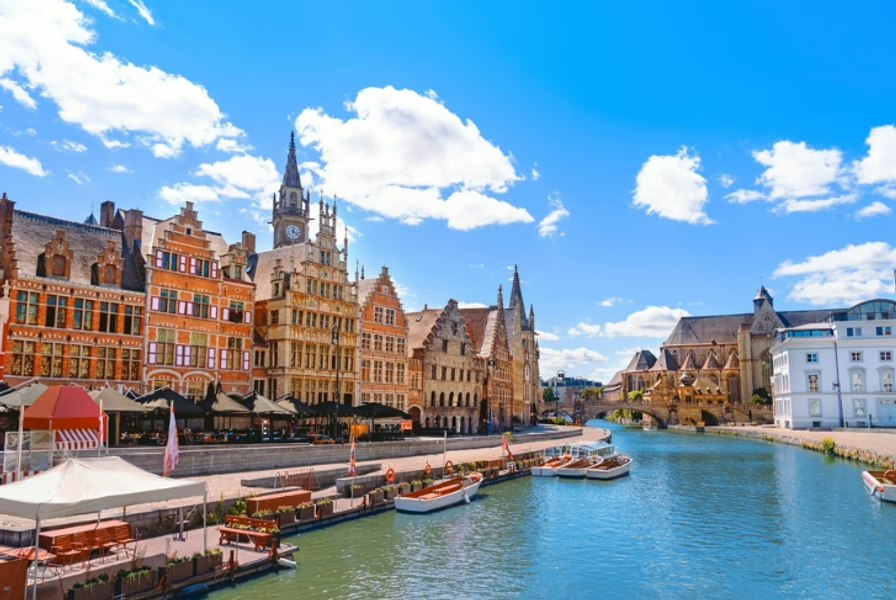 Orașul european superb de care mulți turiști nu au auzit. Are aproape 900 de ani de istorie, străduțe de poveste, canale și castele medievale