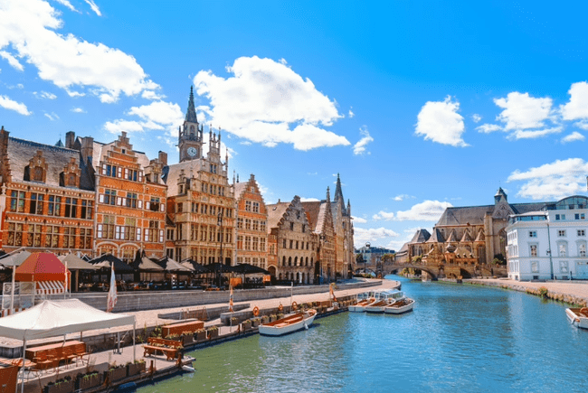 Orașul european superb de care mulți turiști nu au auzit. Are aproape 900 de ani de istorie, străduțe de poveste, canale și castele medievale