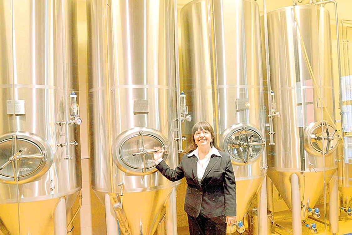 Monica are grijă ca  berea produsă în opt ţări  să fie cea mai bună (Fotografii: Remus Florescu )
