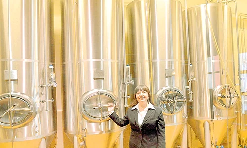Monica are grijă ca  berea produsă în opt ţări  să fie cea mai bună (Fotografii: Remus Florescu ) jpeg