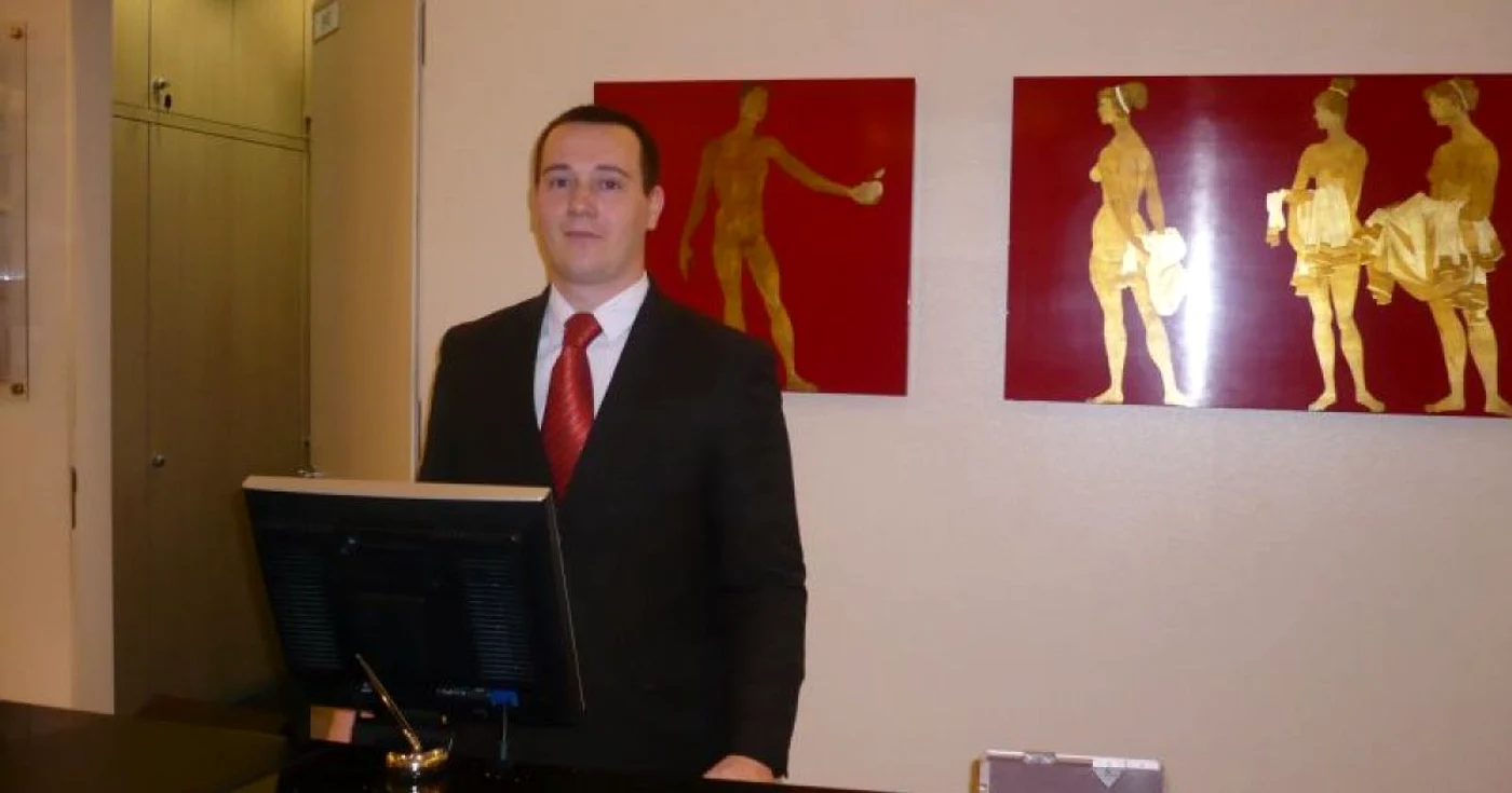 Robert Kloss, românul recepţioner la hotelul lui DJ Bobo