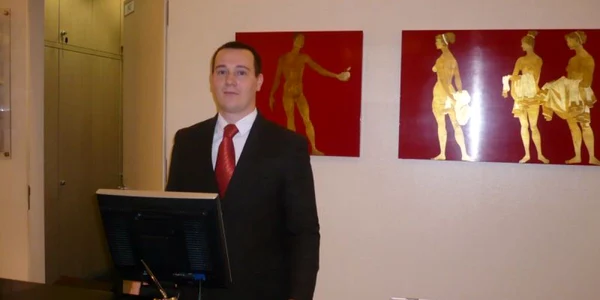 Robert Kloss, românul recepţioner la hotelul lui DJ Bobo