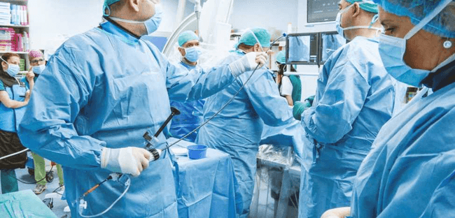 Desfundarea arterelor care alimentează inima se poate face prin proceduri minim invazive