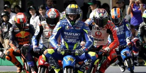 Piloţi ai echipei Suzuki Ecstar călăresc mini motociclete electrice la întâlnirea cu fanii la Twin Ring Motegi din Motegi Japonia înaintea cursei MotoGP din  Grand Prix Motorcycle al Japoniei FOTO EPA EFE  Toru Hanai