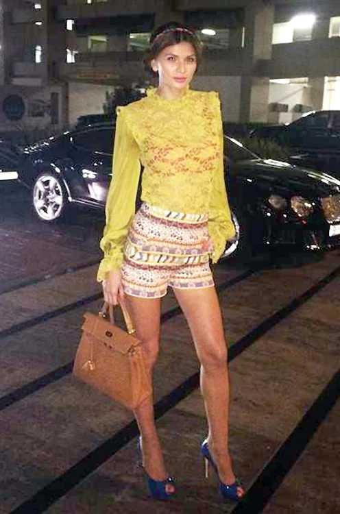 
    Ramona  promovează la  greu ”licoarea”  cumnatului ei   