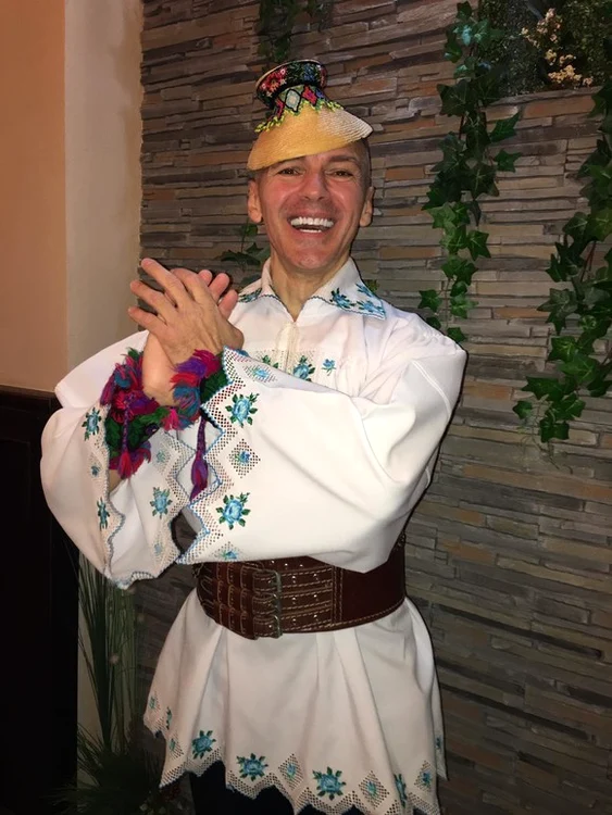
    Toma Cuzin a lucrat  în mină un an și jumătate.  Apoi a trecut la dansuri  
