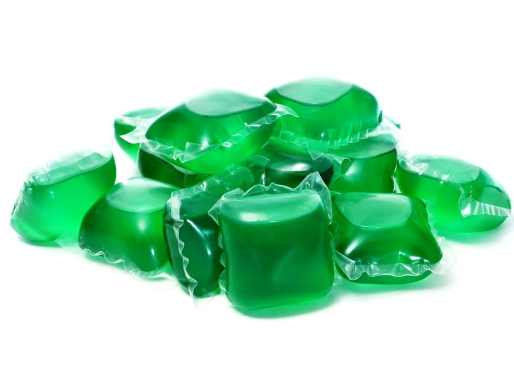 Pernuţele cu detergent lichid pot fi uşor confundate de copii cu jeleurile FOTO: Shutterstock