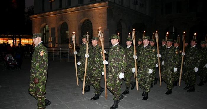 Militarii s-au retras cu torţe 