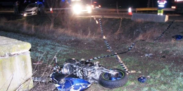 Motocicleta a zburat departe de locul accidentului