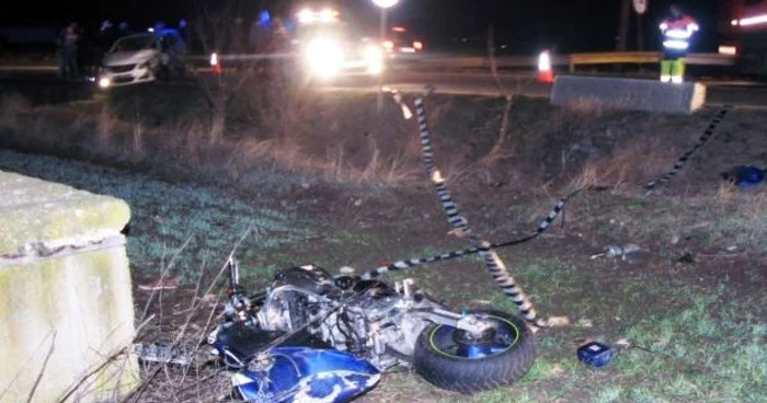 Motocicleta a zburat departe de locul accidentului