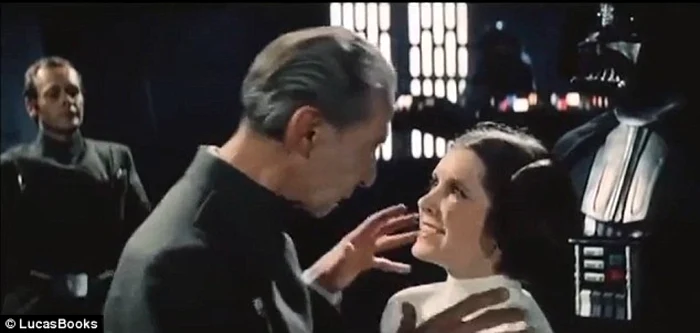 Actorii Peter Cushing (Grand Moff Tarkin) şi Carrie Fisher (Prinţesa Leia) în timpul filmărilor pentru „Războiul stelelor/ Star Wars“ FOTO Daily Mail