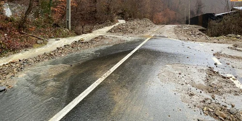 Viitură pe DN 7A - Valea Lotrului în judeţul Vâlcea Foto Arhiva Adevărul