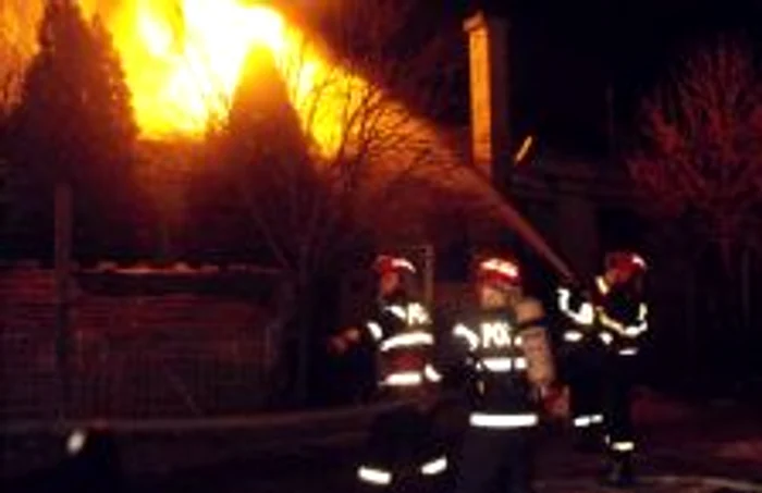 Incendiile de vegetaţie uscată pot mistui chiar şi locuinţele