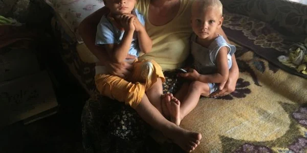 Cei doi frăţiori trăiesc într-o case veche de 100 de ani în întuneric