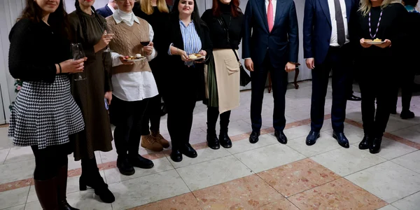 Ciolacu si Grindeanu, alături de românii din Republica Coreea FOTO: Facebook Marcel Ciolacu