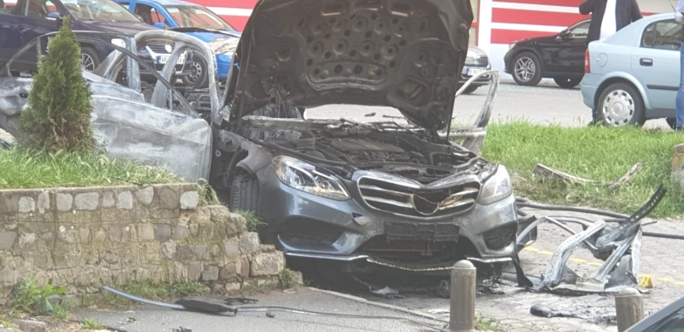 Masina explodata parcare supermarket Arad FOTO aradon.ro