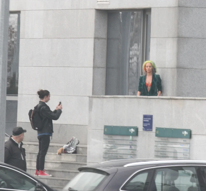 Delia e pozată în Băneasa de chitaristul Turcu