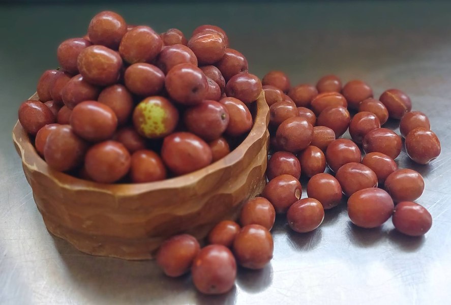 Fructul rar din Dobrogea care seamănă cu mărul și cu curmalul. Rețeta de compot a călugărului de la Mănăstirea Dervent: „Când se coace și se zbârcește, devine dulce”