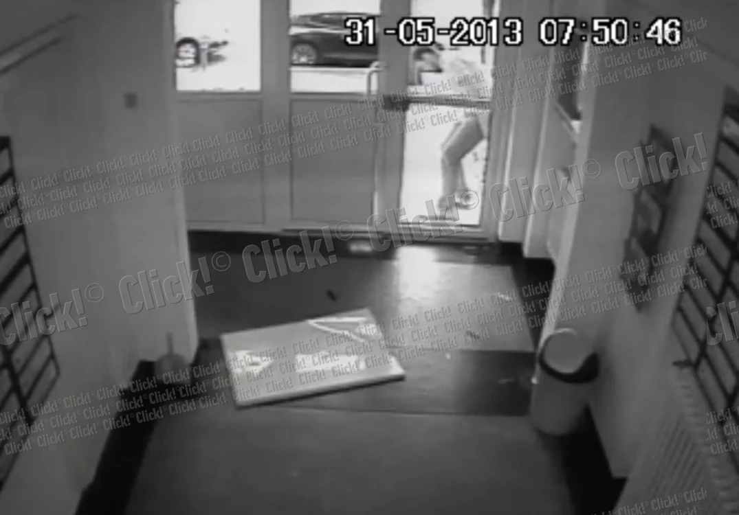 Gabriel Tamaş a spart uşa blocului şi a urcat cu greu până la etajul unu.