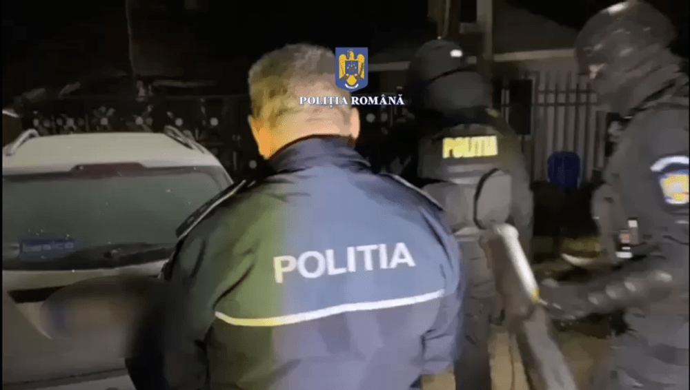 Percheziții la hoții de țuică din Dâmbovița. Mascații i-au luat ca din oală pe cinci bărbați VIDEO