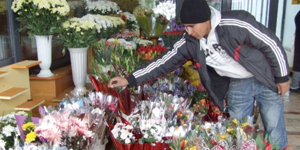 Bărbaţii vor să-şi impresioneze partenerele cu flori cât mai frumoase