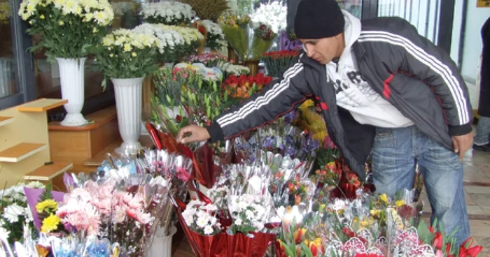 Bărbaţii vor să-şi impresioneze partenerele cu flori cât mai frumoase