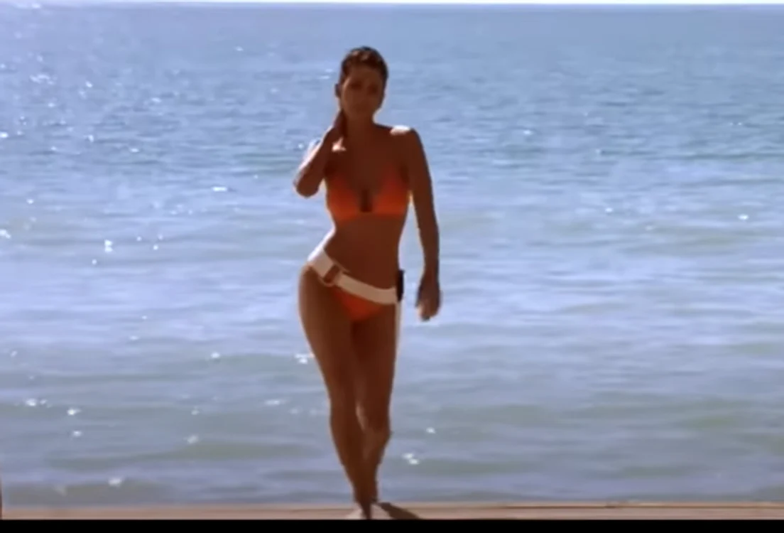 
    Costumul de baie protocaliu purtat de Halle Berry, expus alături de costumul purtat de Ursula Andress în ”Dr. No”foto: Getty Images  