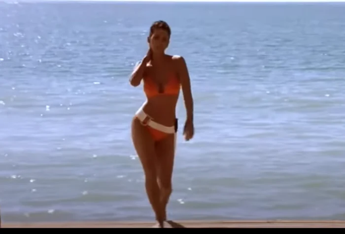 
    Costumul de baie protocaliu purtat de Halle Berry, expus alături de costumul purtat de Ursula Andress în ”Dr. No”foto: Getty Images  