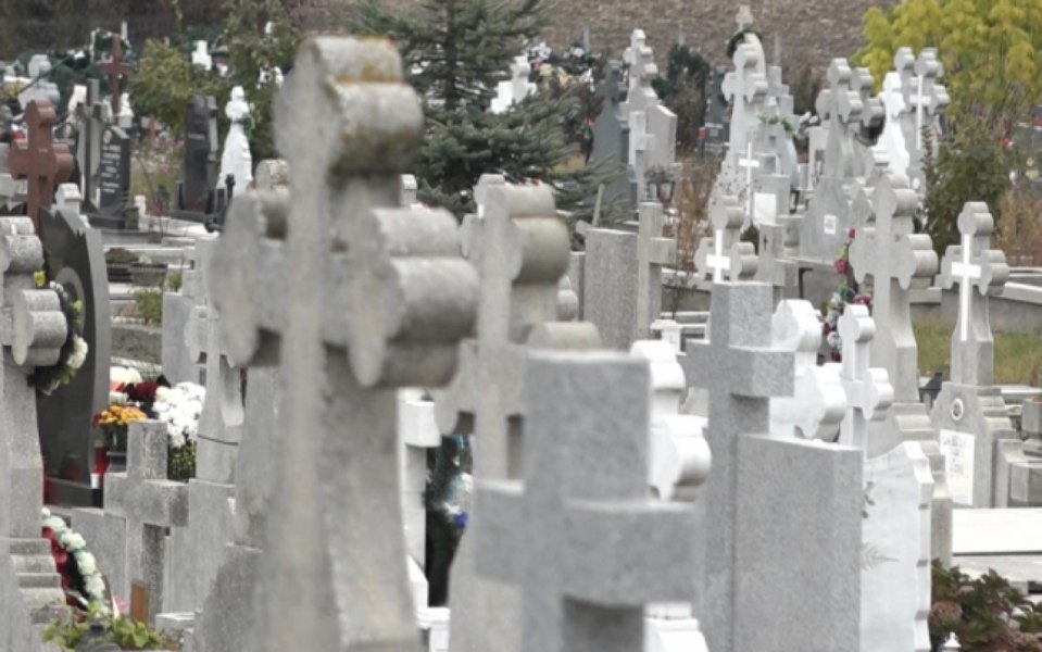 Bătrân mort sub ochii familiei, în cimitir, la înmormântarea unei rude. Suferea de inimă