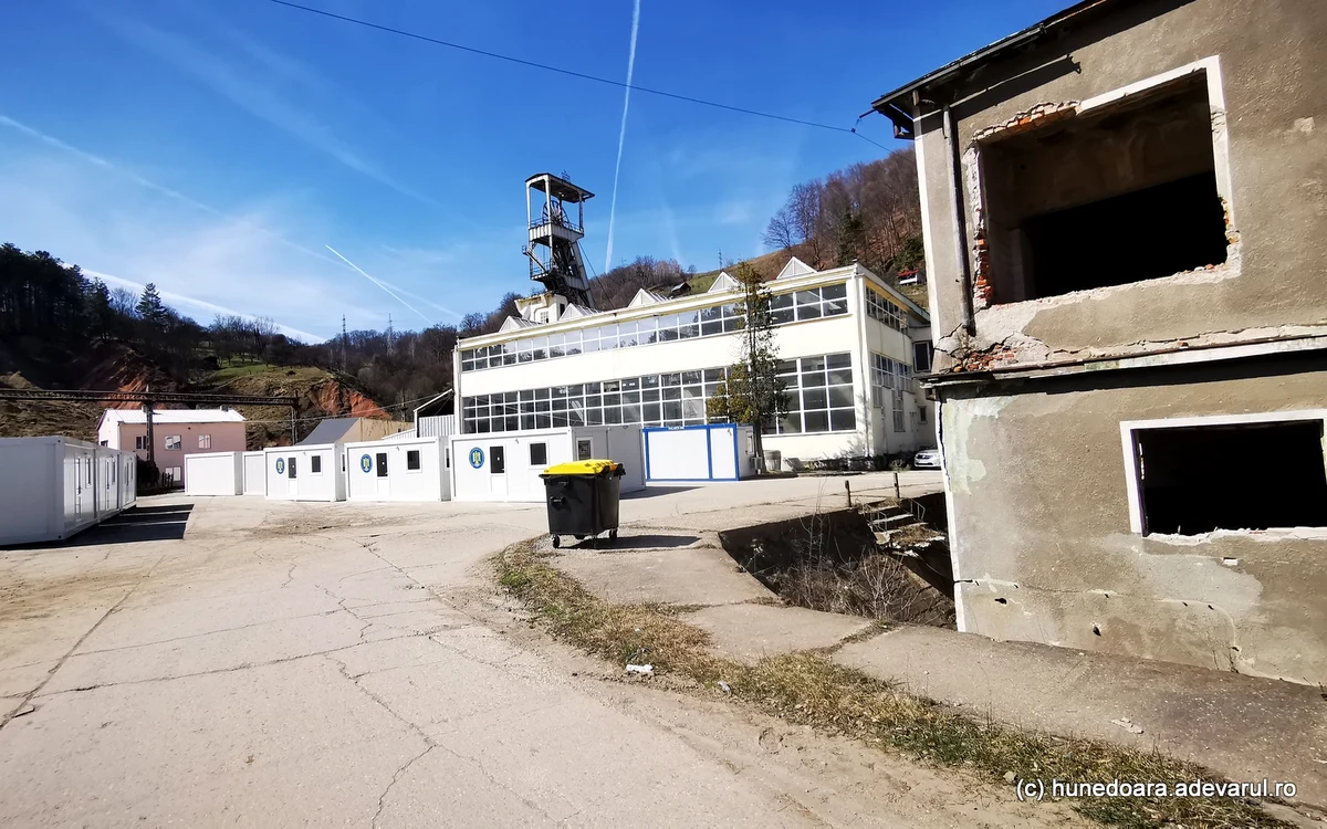 Containerele din zona minei Aninoasa. Foto: Daniel Guță