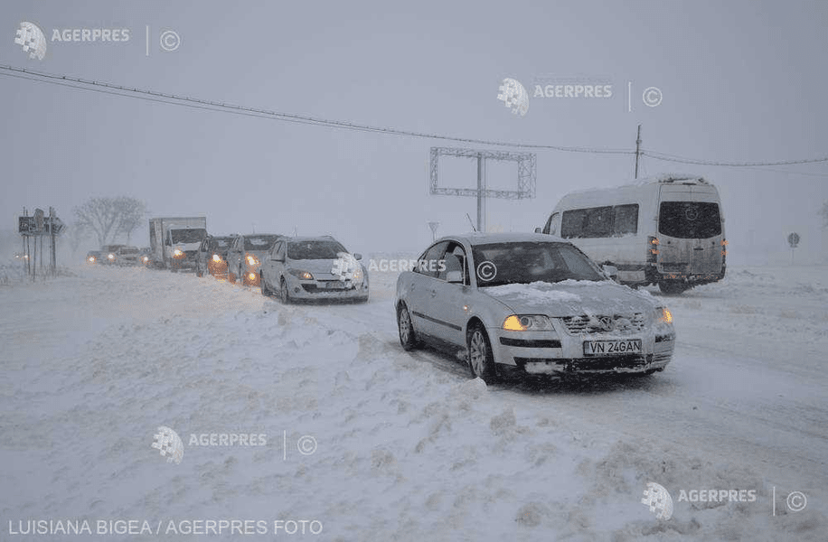 Circa 100 de autovehicule blocate pe DN24, din cauza ninsorii şi viscolului