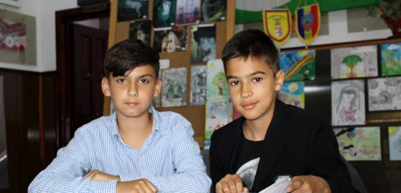 Luca şi Cătălin, cei doi băieţi care au mers la Poliţie să preda 3200 de lei găsiţi pe stradă FOTO Diana Frîncu