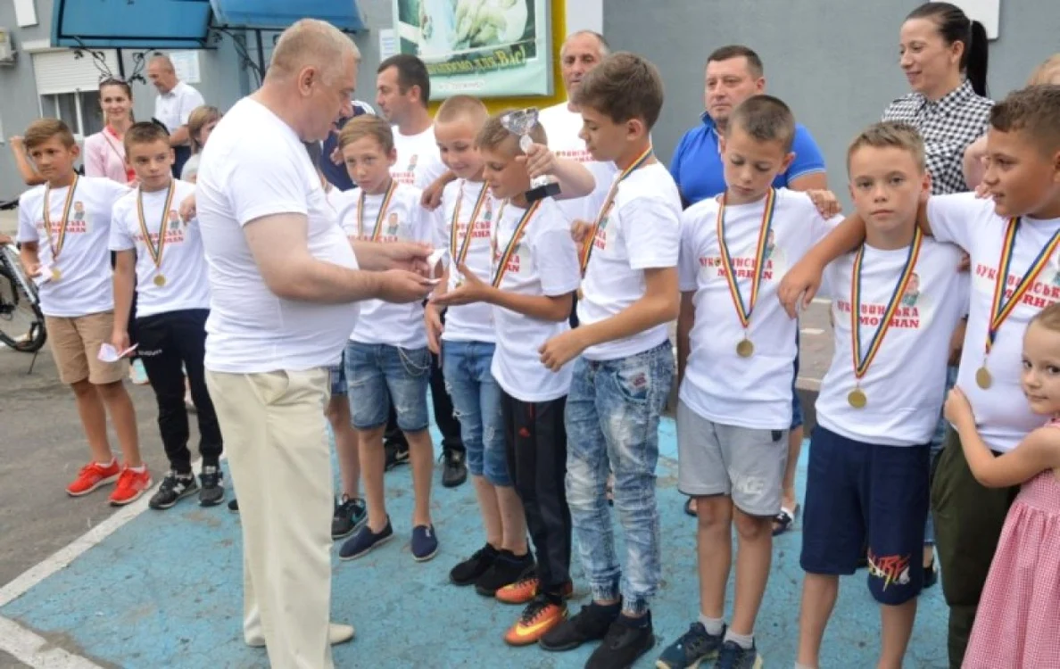 Dumitru Morhan, alături de fotbaliştii din Ucraina. FOTO: Oana Şlemco