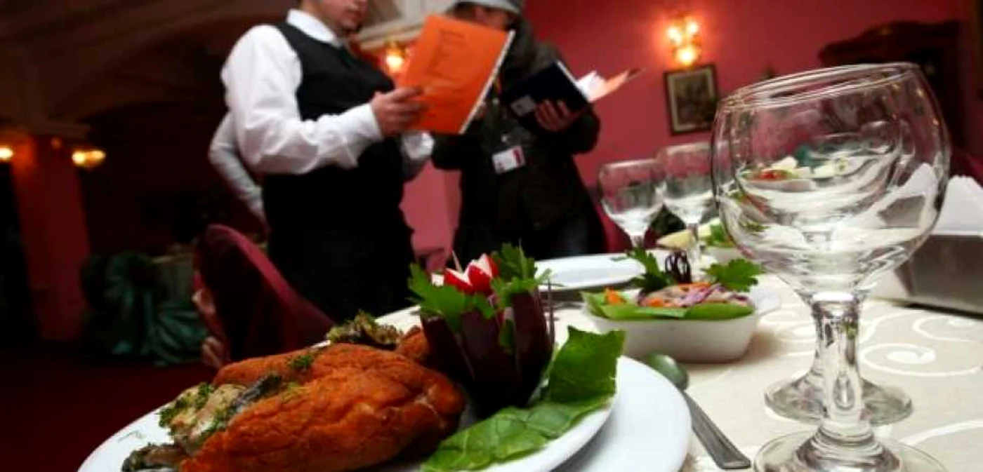 Chiar dacă directorul hotelului susţine că nu au fost probleme majore, comisarii au găsit mâncare infestată cu stafilococul auriu FOTO: arhivă