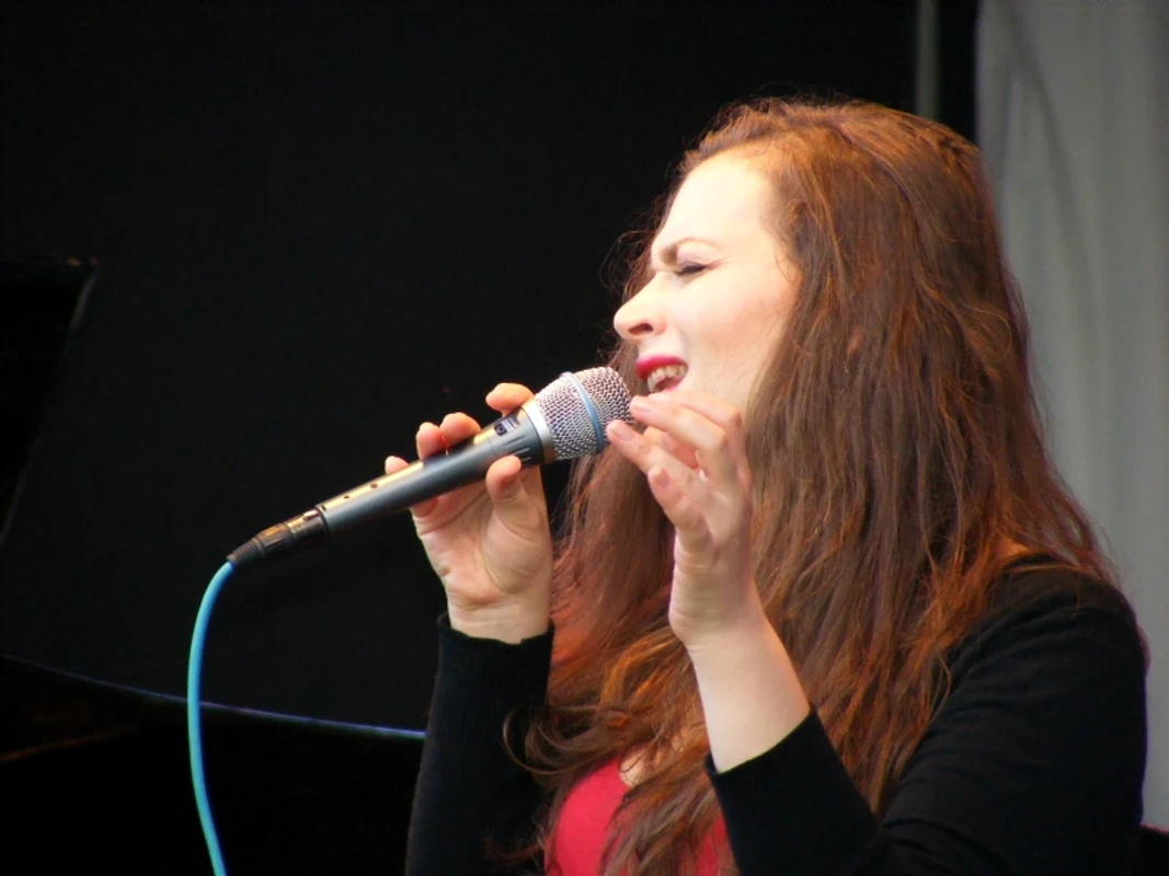 elina duni jpg