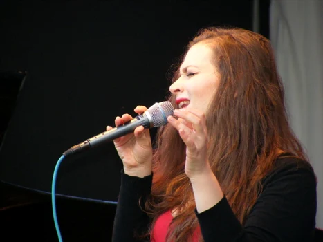 elina duni jpg