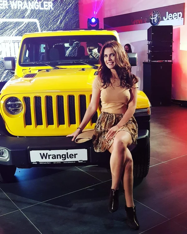 Aida Parascan are un bust sexy după ce şi-a pus implanturi şi nu mai are nevoie să poarte sutien