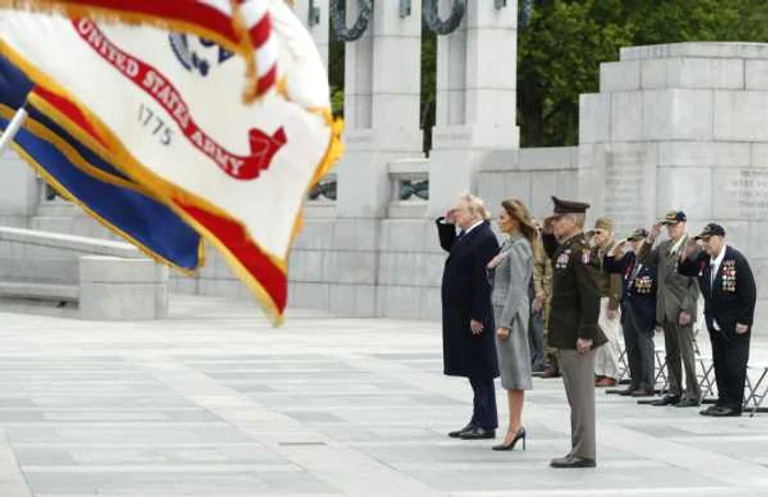 Donald Trump şi Melania Trump, la Memorialul dedicat eroilor din cel de-al Doilea Război Mondial, în Washington, alături de veterani de război. 8 mai 2020 Foto EPA EFE